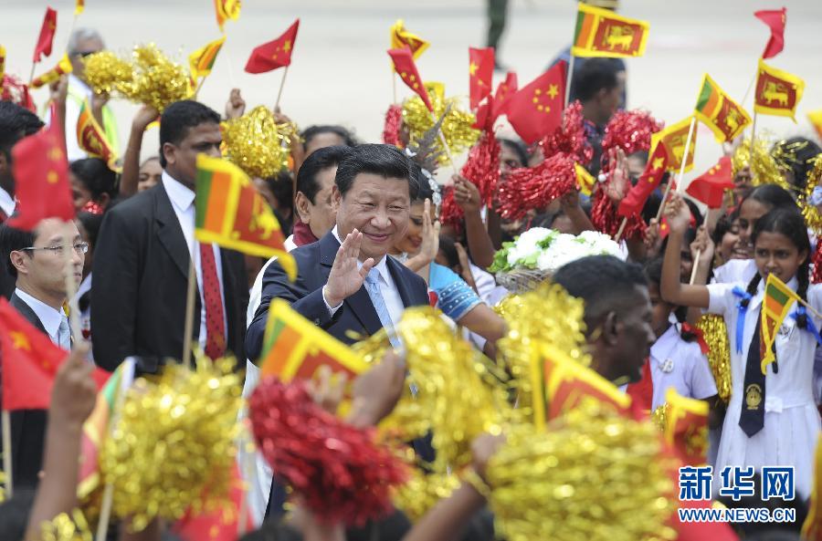  9月16日，國(guó)家主席習(xí)近平抵達(dá)科倫坡，開(kāi)始對(duì)斯里蘭卡進(jìn)行國(guó)事訪問(wèn)。在班達(dá)拉奈克國(guó)際機(jī)場(chǎng)，習(xí)近平和夫人彭麗媛受到拉賈帕克薩總統(tǒng)夫婦熱情迎接。新華社記者謝環(huán)馳攝 