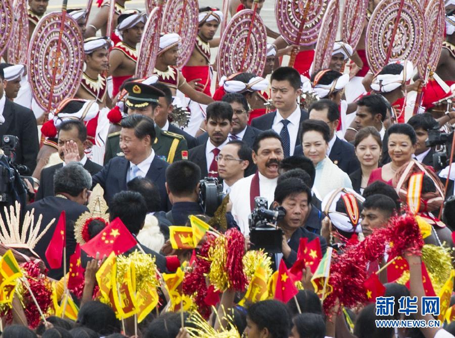 9月16日，國(guó)家主席習(xí)近平抵達(dá)科倫坡，開(kāi)始對(duì)斯里蘭卡進(jìn)行國(guó)事訪問(wèn)。在班達(dá)拉奈克國(guó)際機(jī)場(chǎng)，習(xí)近平和夫人彭麗媛受到拉賈帕克薩總統(tǒng)夫婦熱情迎接。新華社記者黃敬文攝 