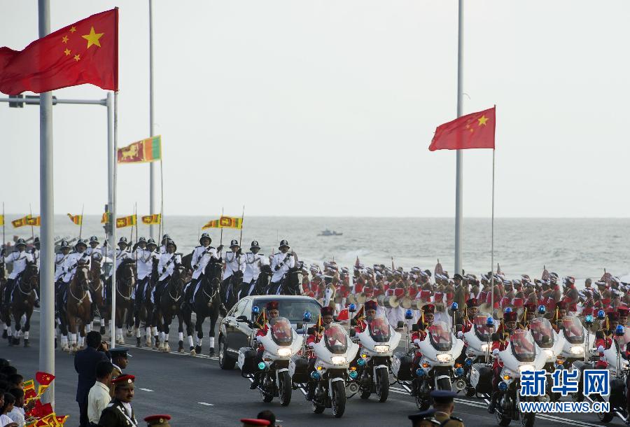 9月16日，斯里蘭卡總統(tǒng)拉賈帕克薩在科倫坡為國家主席習(xí)近平舉行盛大歡迎儀式。這是習(xí)近平和夫人彭麗媛乘坐的專車在摩托車隊和騎兵隊護(hù)衛(wèi)下駛?cè)霘g迎儀式現(xiàn)場。新華社記者謝環(huán)馳攝