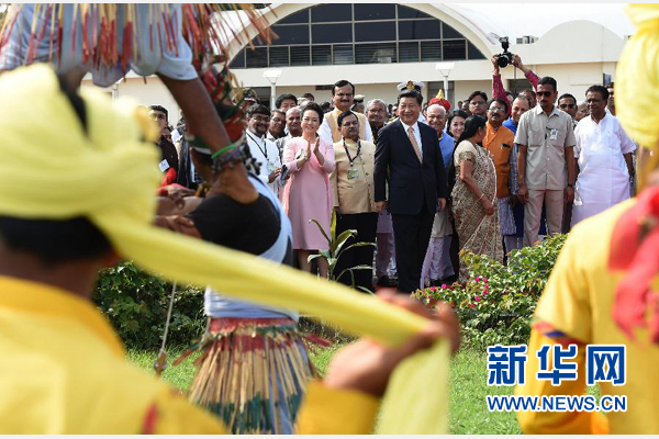 9月17日，國家主席習(xí)近平抵達古吉拉特邦艾哈邁達巴德市，開始對印度進行國事訪問。這是印度青年跳起古吉拉特邦傳統(tǒng)舞蹈，歡迎習(xí)近平和夫人彭麗媛。新華社記者 馬占成 攝