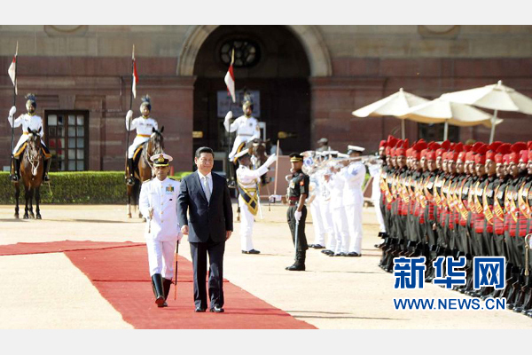 9月18日，國(guó)家主席習(xí)近平出席印度總統(tǒng)慕克吉在總統(tǒng)府舉行的隆重歡迎儀式。 新華社記者 張鐸 攝