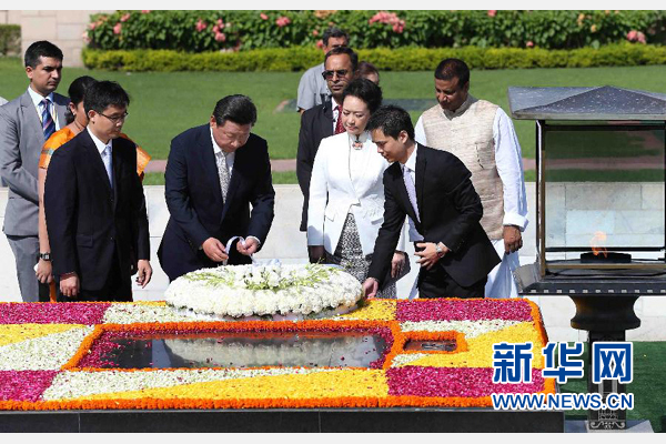 9月18日，國(guó)家主席習(xí)近平和夫人彭麗媛在新德里向甘地墓敬獻(xiàn)花圈。 新華社記者 龐興雷 攝