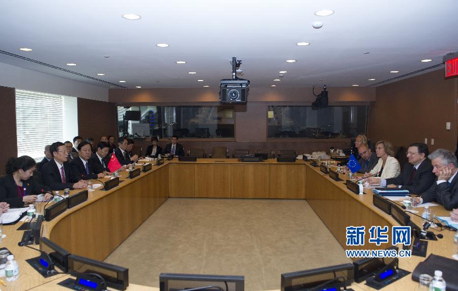  9月23日，正在紐約出席聯(lián)合國(guó)氣候峰會(huì)的國(guó)家主席習(xí)近平特使、國(guó)務(wù)院副總理張高麗在紐約聯(lián)合國(guó)總部會(huì)見(jiàn)歐盟委員會(huì)主席巴羅佐。新華社記者 王曄 攝 