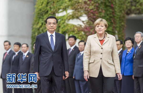 10月10日，德國總理默克爾在柏林總理府前廣場舉行隆重儀式，歡迎國務(wù)院總理李克強對德國進行正式訪問。 新華社記者 謝環(huán)馳 攝 