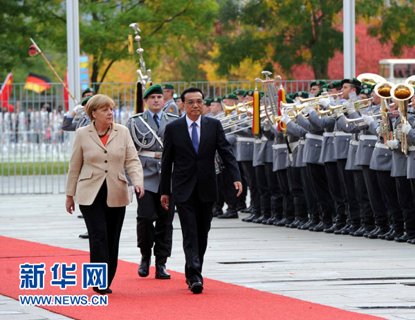 10月10日，德國總理默克爾在柏林總理府前廣場舉行隆重儀式，歡迎中國國務(wù)院總理李克強對德國進行正式訪問。 新華社記者 饒愛民 攝 