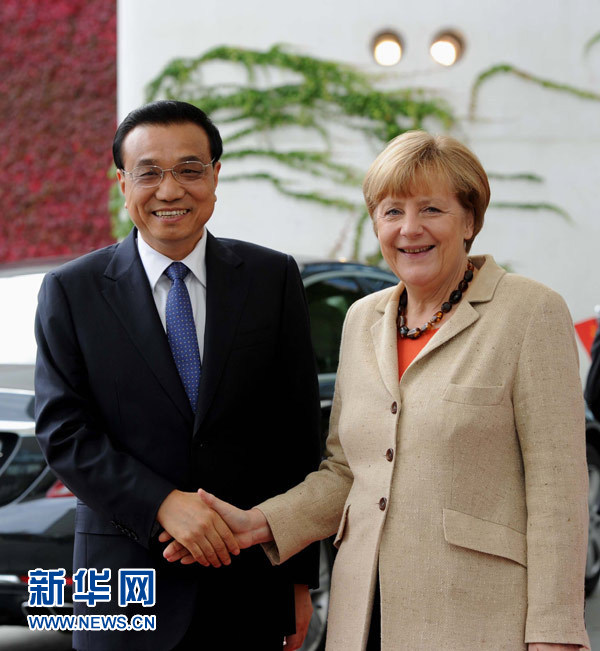 10月10日，德國總理默克爾在柏林總理府前廣場舉行隆重儀式，歡迎中國國務(wù)院總理李克強對德國進行正式訪問。 新華社記者 饒愛民 攝 