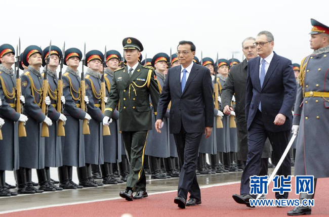 10月12日，中國國務(wù)院總理李克強乘專機抵達莫斯科，開始對俄羅斯進行正式訪問并舉行中俄總理第十九次定期會晤。俄方在機場舉行隆重儀式，歡迎李克強總理。新華社記者 張鐸 攝