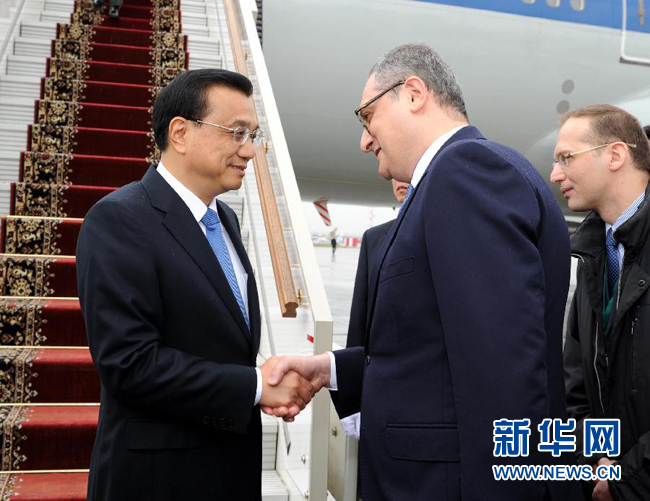 10月12日，中國國務(wù)院總理李克強乘專機抵達莫斯科，開始對俄羅斯進行正式訪問并舉行中俄總理第十九次定期會晤。俄羅斯聯(lián)邦政府高級官員到機場迎接李克強總理。新華社記者 饒愛民 攝