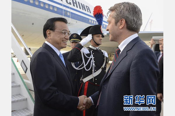 10月14日，國務(wù)院總理李克強(qiáng)乘專機(jī)抵達(dá)羅馬，開始對意大利進(jìn)行正式訪問，意大利政府高級官員到機(jī)場迎接。 新華社記者李學(xué)仁攝