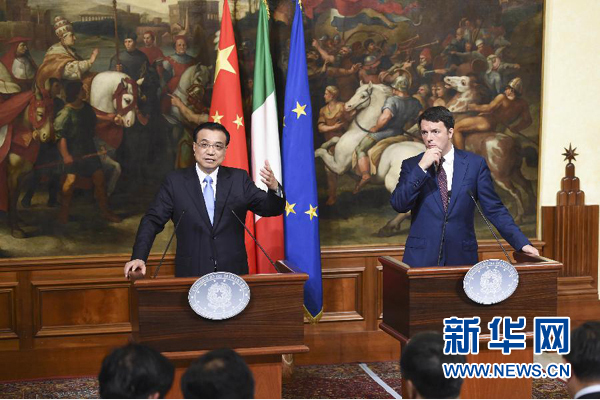10月14日，國(guó)務(wù)院總理李克強(qiáng)在羅馬與意大利總理倫齊舉行會(huì)談后共同會(huì)見記者。 新華社記者 李學(xué)仁 攝