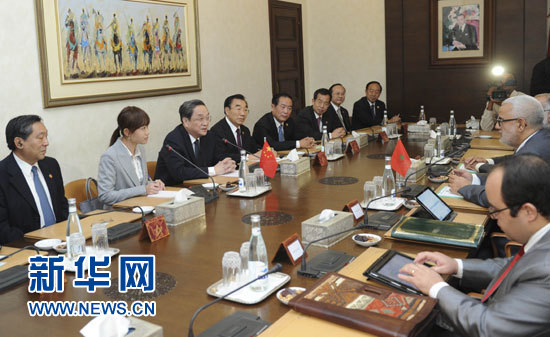 11月3日，全國(guó)政協(xié)主席俞正聲在拉巴特會(huì)見(jiàn)摩洛哥政府首腦本·基蘭。 新華社記者 張鐸 攝