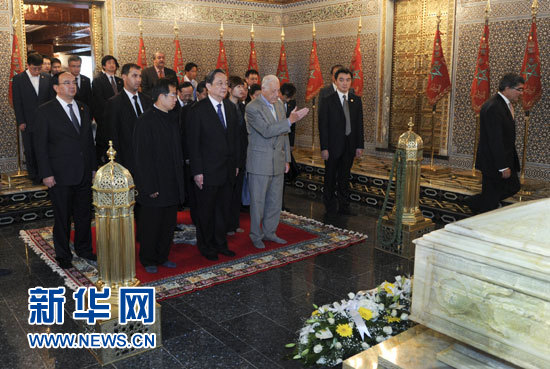 11月4日，中國(guó)全國(guó)政協(xié)主席俞正聲在拉巴特拜謁穆罕默德五世墓。新華社記者 張鐸 攝