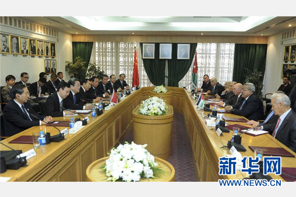 11月9日，正在約旦進行正式友好訪問的全國政協(xié)主席俞正聲在安曼與約旦參議長拉瓦比德進行會談。 新華社記者 張鐸 攝 