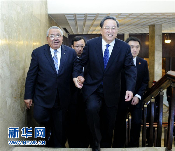 11月9日，正在約旦進行正式友好訪問的全國政協(xié)主席俞正聲在安曼與約旦參議長拉瓦比德進行會談。這是會談前，俞正聲與拉瓦比德攜手步入會場。新華社記者 張鐸 攝 
