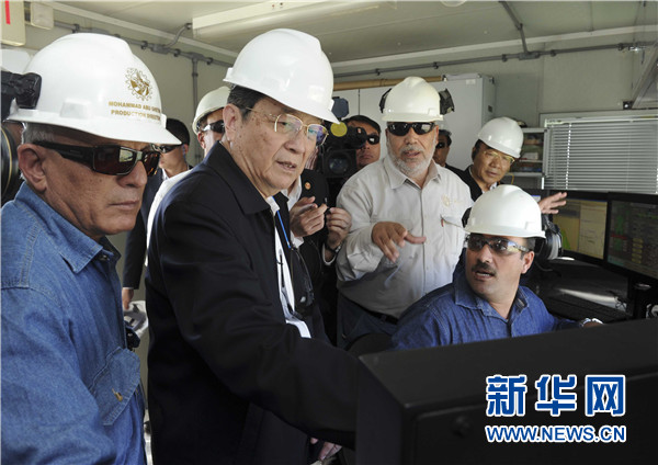 11月8日，正在約旦進行正式友好訪問的全國政協(xié)主席俞正聲在安曼參觀阿拉伯鉀肥公司。這是俞正聲在采鹽船上仔細詢問開采情況。 新華社記者 張鐸 攝