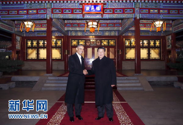11月11日晚，國家主席習(xí)近平在中南海同美國總統(tǒng)奧巴馬舉行會晤。這是兩國元首在瀛臺涵元殿前握手。 新華社記者鞠鵬攝