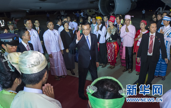 11月12日，中國國務(wù)院總理李克強抵達內(nèi)比都，出席東亞合作領(lǐng)導(dǎo)人系列會議并對緬甸進行正式訪問。 新華社記者王曄攝