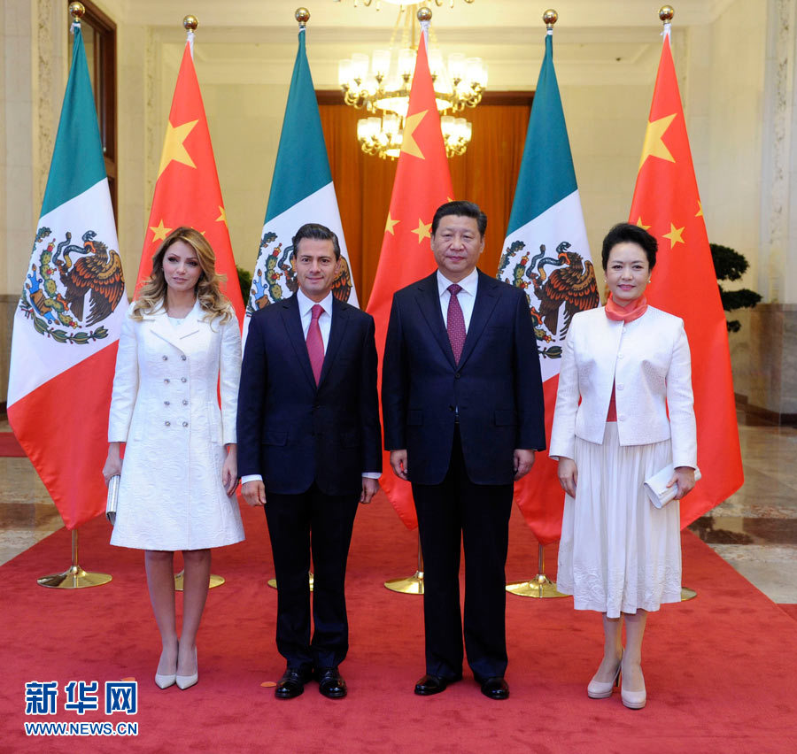 11月13日，國家主席習(xí)近平在北京人民大會堂北大廳舉行儀式，歡迎墨西哥總統(tǒng)培尼亞對中國進行國事訪問。這是習(xí)近平和夫人彭麗媛同培尼亞夫婦合影。 新華社記者 張鐸 攝