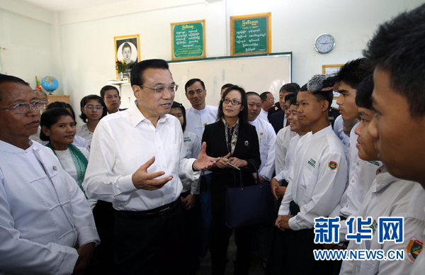 11月14日，國務院總理李克強來到內(nèi)比都第十四中學同緬甸青少年交流。 新華社記者鞠鵬 攝 
