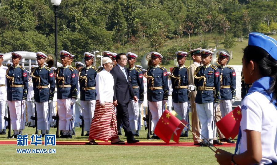 11月14日，中國(guó)國(guó)務(wù)院總理李克強(qiáng)在內(nèi)比都同緬甸總統(tǒng)吳登盛舉行會(huì)談。這是會(huì)談前，吳登盛在緬甸總統(tǒng)府前廣場(chǎng)為李克強(qiáng)舉行隆重的歡迎儀式。新華社記者 鞠鵬 攝