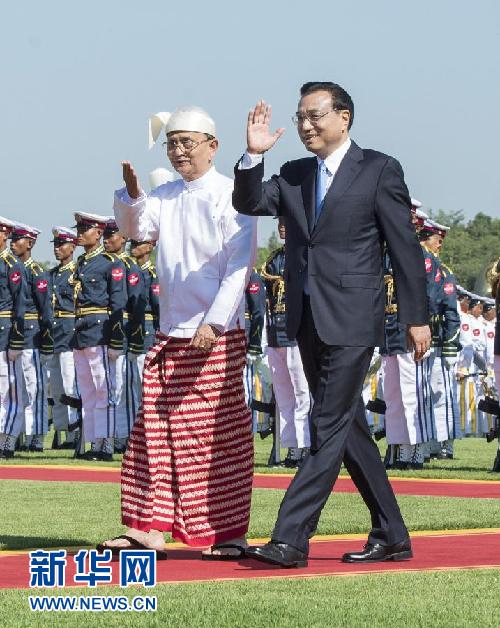 11月14日，中國(guó)國(guó)務(wù)院總理李克強(qiáng)在內(nèi)比都同緬甸總統(tǒng)吳登盛舉行會(huì)談。這是會(huì)談前，吳登盛在緬甸總統(tǒng)府前廣場(chǎng)為李克強(qiáng)舉行隆重的歡迎儀式。新華社記者 王曄 攝