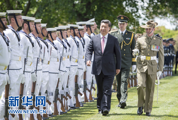 11月17日，中國國家主席習(xí)近平在堪培拉會(huì)見澳大利亞總督科斯格羅夫。會(huì)見前，科斯格羅夫在總督府草坪為習(xí)近平舉行隆重歡迎儀式。新華社記者謝環(huán)馳 攝 