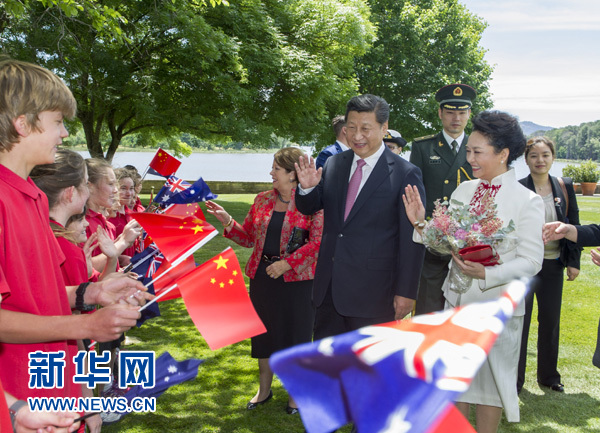 11月17日，中國國家主席習(xí)近平在堪培拉會(huì)見澳大利亞總督科斯格羅夫。會(huì)見前，科斯格羅夫在總督府草坪為習(xí)近平舉行隆重歡迎儀式。習(xí)近平和夫人彭麗媛抵達(dá)時(shí)，受到科斯格羅夫總督夫婦熱情迎接。新華社記者謝環(huán)馳 攝 