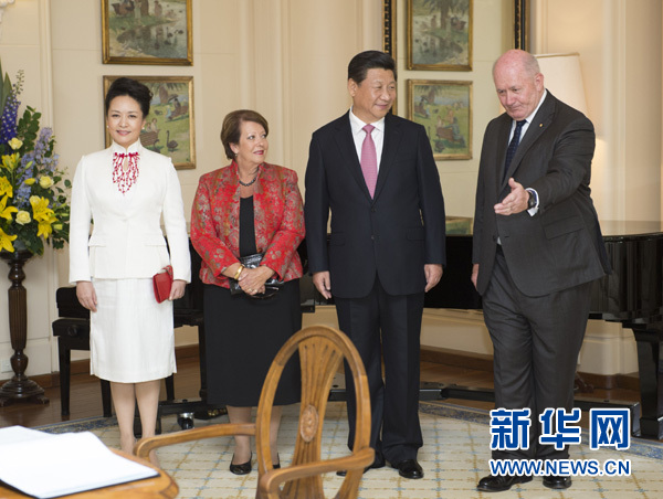 11月17日，中國國家主席習(xí)近平在堪培拉會(huì)見澳大利亞總督科斯格羅夫。會(huì)見前，科斯格羅夫在總督府草坪為習(xí)近平舉行隆重歡迎儀式。習(xí)近平和夫人彭麗媛抵達(dá)時(shí)，受到科斯格羅夫總督夫婦熱情迎接。新華社記者黃敬文 攝 