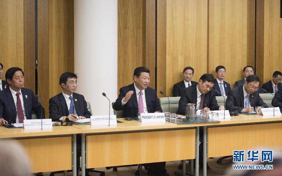 11月17日，國家主席習(xí)近平在堪培拉和澳大利亞總理阿博特共同出席第四屆中澳工商界首席執(zhí)行官圓桌會。這次會議是由澳大利亞企業(yè)領(lǐng)袖理事會和中國國家開發(fā)銀行共同組織承辦的。新華社記者 謝環(huán)馳 攝 