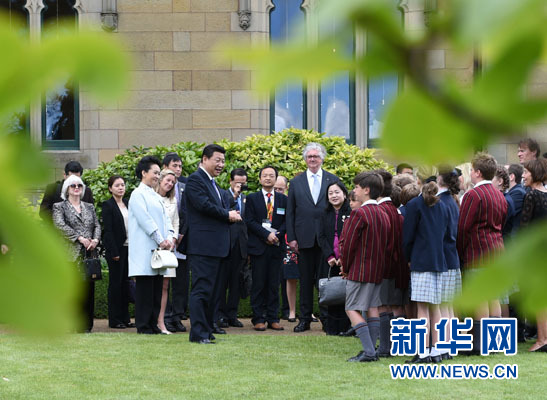 11月18日，國家主席習近平在澳大利亞塔斯馬尼亞州與朗塞斯頓市斯科奇－歐克伯恩小學的小學生共同植樹。新華社記者 馬占成 攝