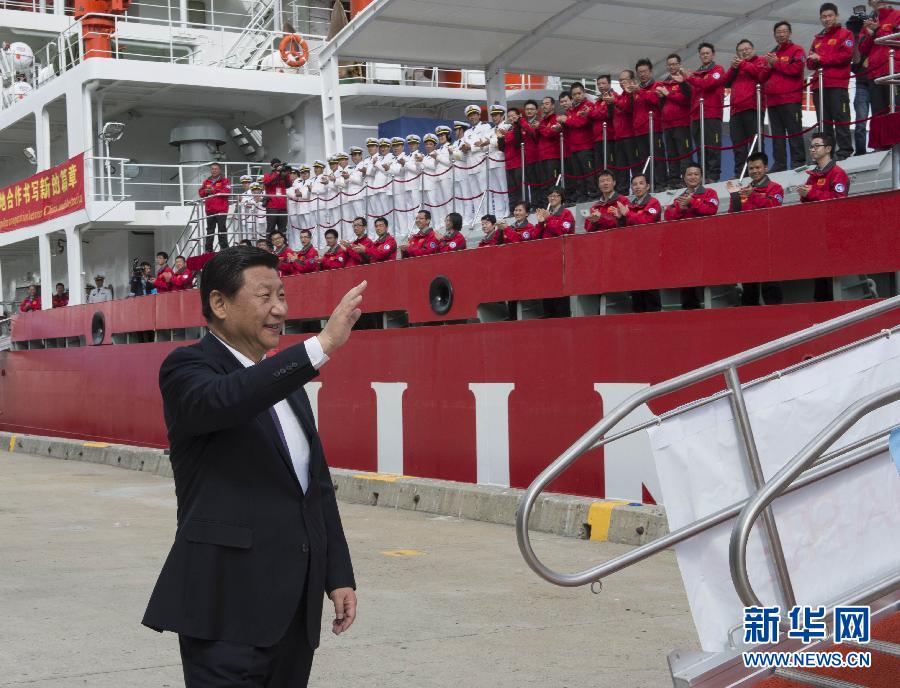 11月18日，正在澳大利亞塔斯馬尼亞州首府霍巴特訪問的中國國家主席習(xí)近平在澳大利亞總理阿博特陪同下參觀南極科考項目并慰問兩國科考人員。這是習(xí)近平在霍巴特港看望正在這里補(bǔ)給的“雪龍”號全體科考人員。新華社記者李學(xué)仁攝 