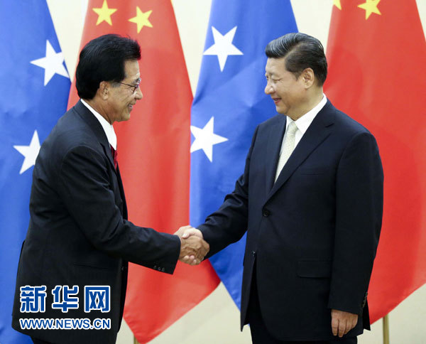 11月22日，中國國家主席習近平在斐濟楠迪會見密克羅尼西亞聯(lián)邦總統(tǒng)莫里。 新華社記者姚大偉攝 