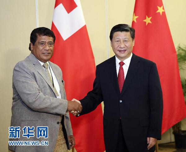 11月22日，國家主席習近平在斐濟楠迪會見湯加首相圖伊瓦卡諾。新華社記者丁林攝 