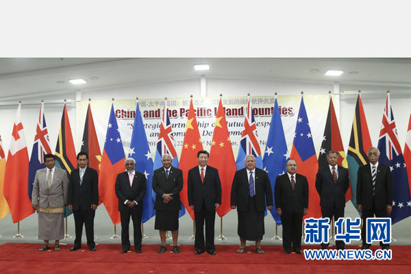 11月22日，國家主席習(xí)近平在楠迪同斐濟總理姆拜尼馬拉馬、密克羅尼西亞聯(lián)邦總統(tǒng)莫里、薩摩亞總理圖伊拉埃帕、巴布亞新幾內(nèi)亞總理奧尼爾、瓦努阿圖總理納圖曼、庫克群島總理普納、湯加首相圖伊瓦卡諾、紐?？偫硭忍窖髰u國領(lǐng)導(dǎo)人舉行集體會晤。姚大偉攝