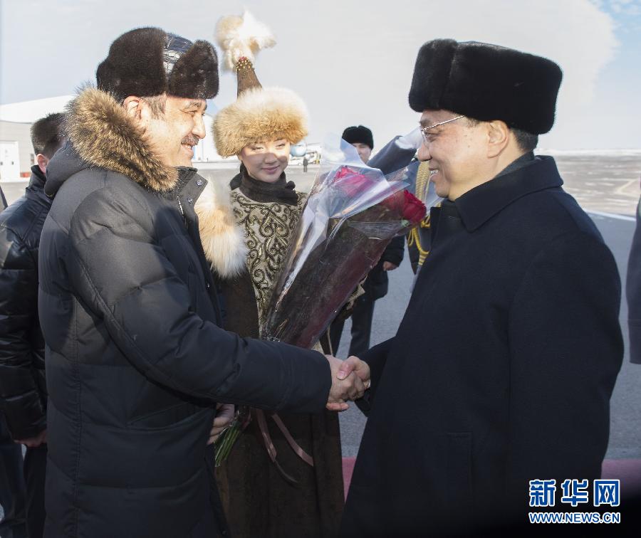 12月14日，應(yīng)哈薩克斯坦共和國(guó)總理馬西莫夫邀請(qǐng)，國(guó)務(wù)院總理李克強(qiáng)乘專機(jī)抵達(dá)阿斯塔納國(guó)際機(jī)場(chǎng)，開始對(duì)哈薩克斯坦進(jìn)行正式訪問，舉行中哈總理第二次定期會(huì)晤，并出席上海合作組織成員國(guó)政府首腦理事會(huì)第十三次會(huì)議。這是馬西莫夫到機(jī)場(chǎng)迎接李克強(qiáng)。新華社記者 黃敬文 攝