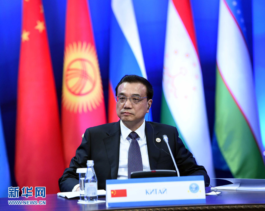 12月15日，中國國務(wù)院總理李克強(qiáng)在阿斯塔納出席上海合作組織成員國政府首腦理事會(huì)第十三次會(huì)議。 新華社記者 饒愛民 攝