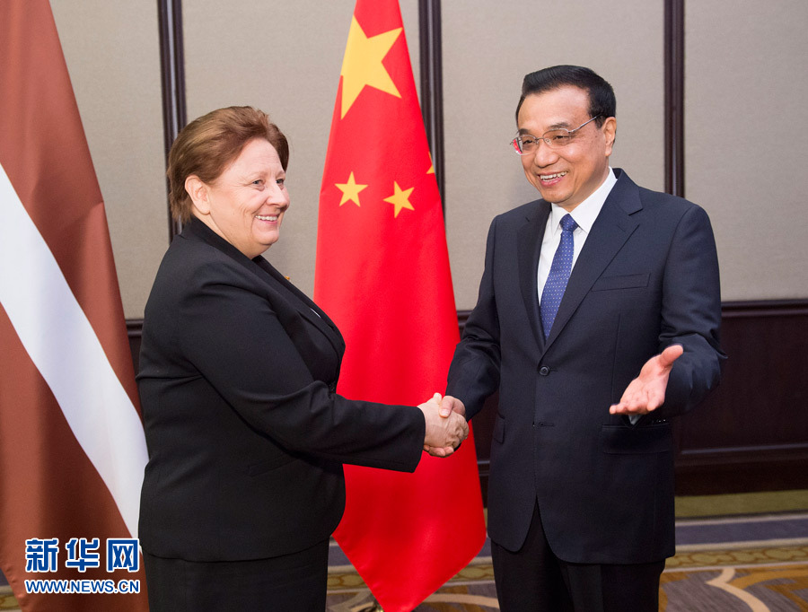    12月16日，中國國務(wù)院總理李克強在貝爾格萊德會見拉脫維亞總理斯特勞尤馬。 新華社記者黃敬文攝