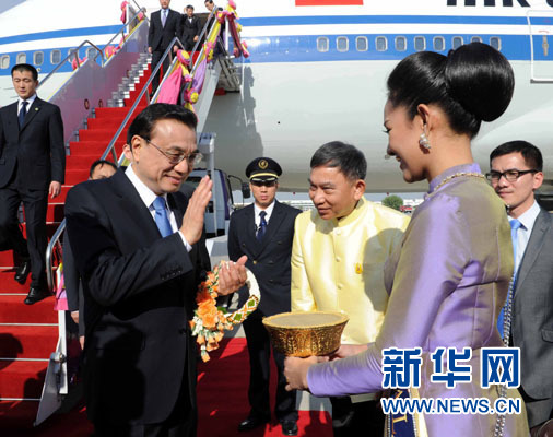 12月19日，中國國務(wù)院總理李克強抵達曼谷，出席大湄公河次區(qū)域經(jīng)濟合作領(lǐng)導(dǎo)人第五次會議。新華社記者饒愛民攝