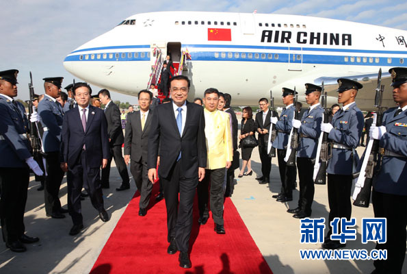 12月19日，中國國務(wù)院總理李克強抵達曼谷，出席大湄公河次區(qū)域經(jīng)濟合作領(lǐng)導(dǎo)人第五次會議。新華社記者 龐興雷攝