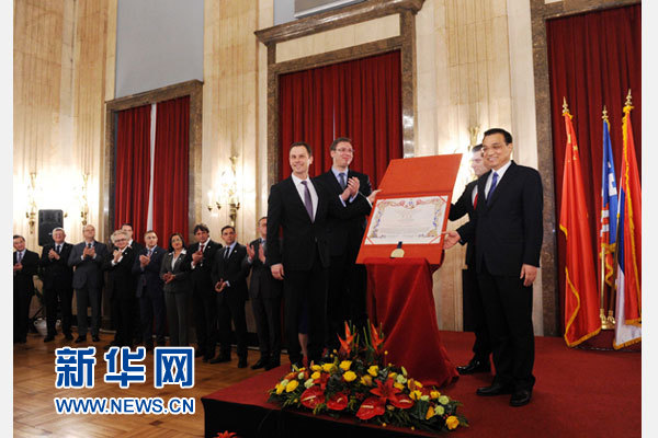 12月18日，中國(guó)國(guó)務(wù)院總理李克強(qiáng)在貝爾格萊德市政廳接受“貝爾格萊德榮譽(yù)市民”證書，塞爾維亞總理武契奇陪同出席。隨后，李克強(qiáng)同塞各界知名人士親切會(huì)見(jiàn)并互動(dòng)交流。新華社記者 饒愛(ài)民 攝