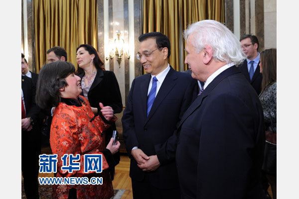 12月18日，中國(guó)國(guó)務(wù)院總理李克強(qiáng)在貝爾格萊德市政廳接受“貝爾格萊德榮譽(yù)市民”證書，塞爾維亞總理武契奇陪同出席。隨后，李克強(qiáng)同塞各界知名人士親切會(huì)見(jiàn)并互動(dòng)交流。這是李克強(qiáng)同漢學(xué)家波普—采尼奇夫婦親切交談。新華社記者 饒愛(ài)民 攝