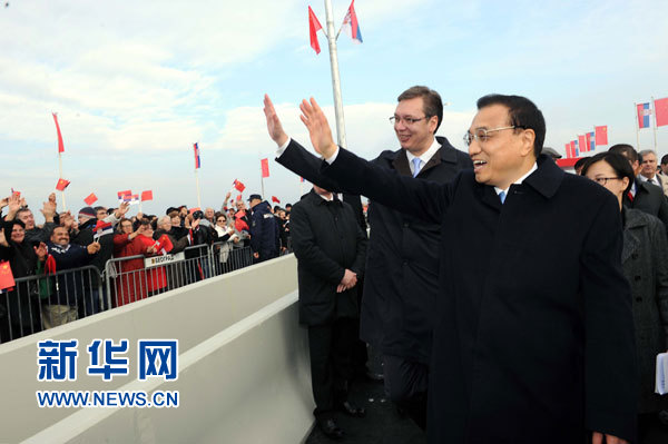 12月18日，中國國務(wù)院總理李克強在貝爾格萊德同塞爾維亞總理武契奇共同出席貝爾格萊德跨多瑙河大橋竣工儀式。這是李克強與武契奇在儀式現(xiàn)場向塞爾維亞群眾揮手致意。新華社記者 饒愛民 攝