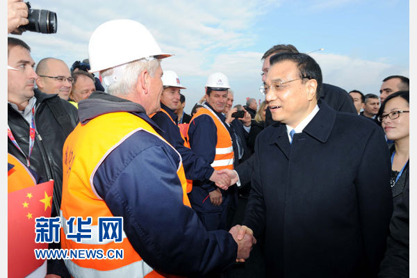 12月18日，中國國務(wù)院總理李克強在貝爾格萊德同塞爾維亞總理武契奇共同出席貝爾格萊德跨多瑙河大橋竣工儀式。這是李克強同大橋建設(shè)者親切交流。新華社記者 饒愛民 攝