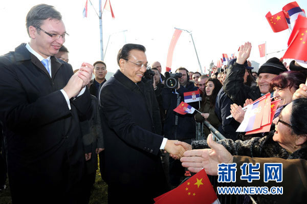 12月18日，中國國務(wù)院總理李克強在貝爾格萊德同塞爾維亞總理武契奇共同出席貝爾格萊德跨多瑙河大橋竣工儀式。這是李克強在儀式現(xiàn)場同塞爾維亞群眾親切握手。新華社記者 饒愛民 攝