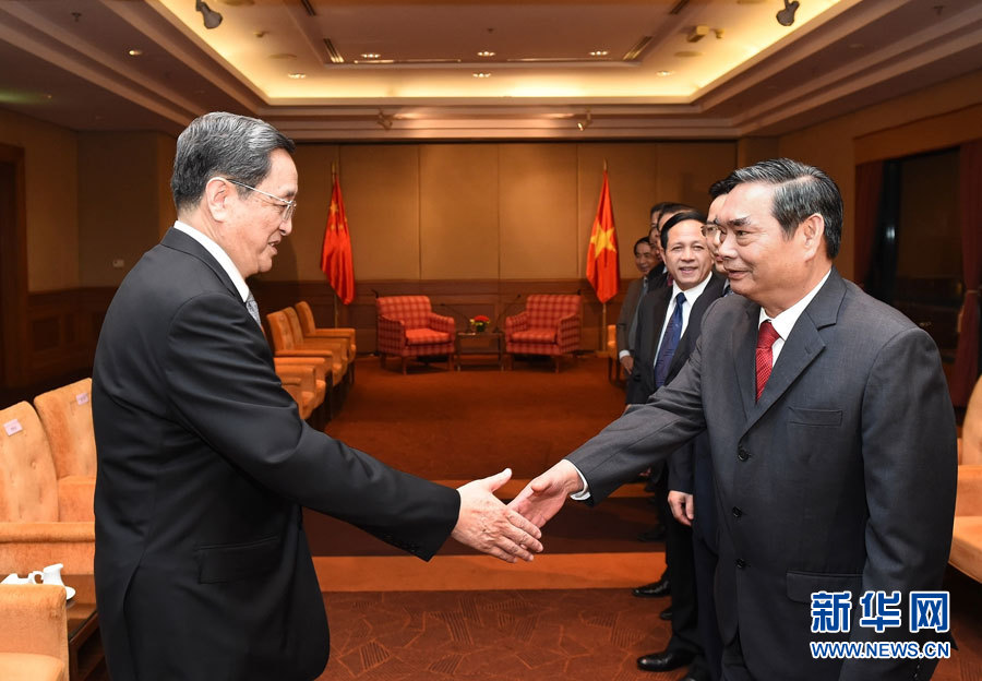 12月25日至27日，中共中央政治局常委、全國(guó)政協(xié)主席俞正聲對(duì)越南進(jìn)行正式訪問。這是12月25日，俞正聲在河內(nèi)會(huì)見越共中央書記處常務(wù)書記黎鴻英。 新華社記者劉建生攝