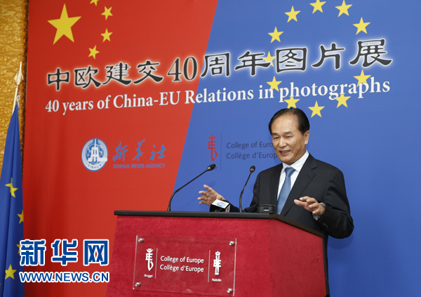 5月18日，正在比利時(shí)訪問(wèn)的新華社社長(zhǎng)蔡名照在比利時(shí)布魯日歐洲學(xué)院舉行的“中歐建交40周年圖片展”開(kāi)幕式上致辭。在中歐建交40周年之際，由新華社、歐洲學(xué)院主辦的“中歐建交40周年圖片展”18日在位于比利時(shí)布魯日的歐洲學(xué)院開(kāi)幕。 新華社記者葉平凡攝 