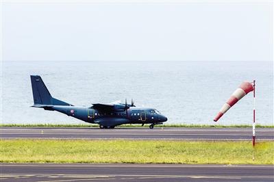 7日，法屬留尼汪島，法國(guó)軍事運(yùn)輸機(jī)沿海岸搜尋MH370殘骸。