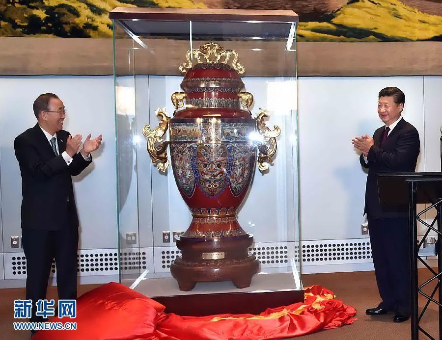 9月27日，國(guó)家主席習(xí)近平在紐約出席中國(guó)向聯(lián)合國(guó)贈(zèng)送“和平尊”儀式。聯(lián)合國(guó)秘書(shū)長(zhǎng)潘基文出席。 新華社記者 李濤 攝 