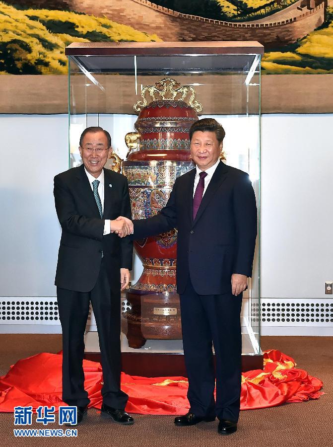  9月27日，國(guó)家主席習(xí)近平在紐約出席中國(guó)向聯(lián)合國(guó)贈(zèng)送“和平尊”儀式。聯(lián)合國(guó)秘書(shū)長(zhǎng)潘基文出席。 新華社記者 李濤 攝 