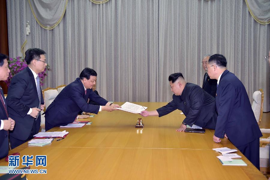 10月9日，中共中央政治局常委、中央書記處書記劉云山在平壤百花園迎賓館會見朝鮮勞動黨第一書記金正恩。這是劉云山向金正恩轉(zhuǎn)交習(xí)近平總書記的親署函。新華社記者 李濤 攝